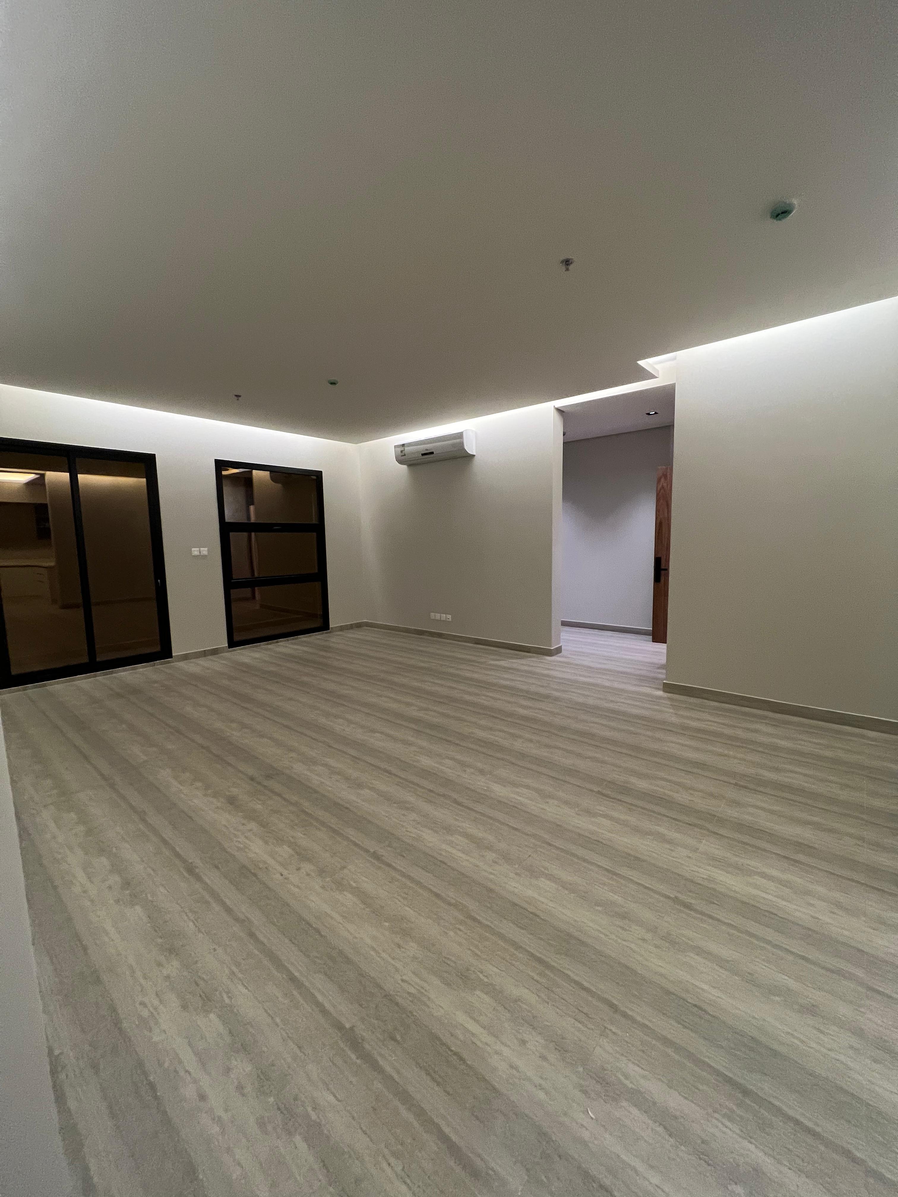 **Luxury Apartment for Rent in King Fahd District - Ground Floor** 🏡